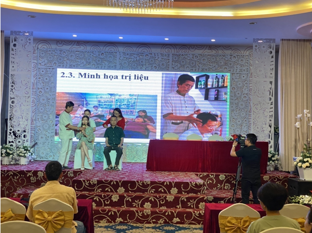 Thầy Bình đang thực hiện thao tác