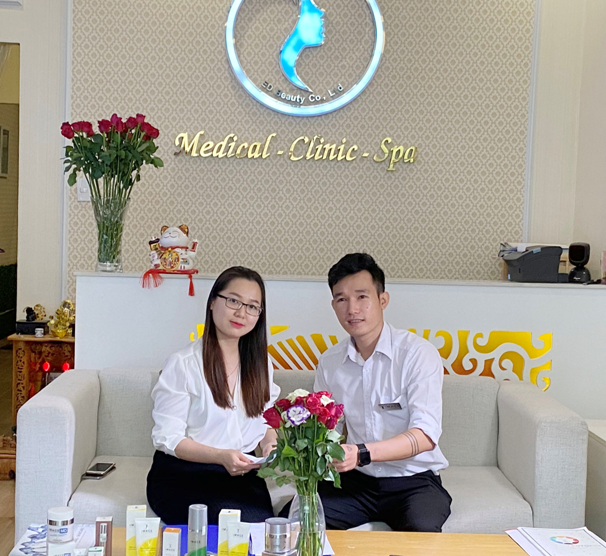 Đại diện Cty ED Skin Beauty và Cty Minh Khương ký kết hợp đồng.