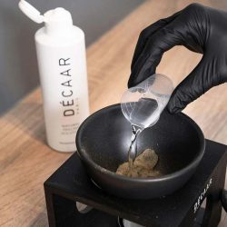 Hướng dẫn sử dụng sản phẩm Peel Decaar Candle Burner Đặt một lượng bột tảo Decaar vào chén của bộ cốc đun. Đổ dung dịch hòa tan/nước vào cốc đun (nếu cần) để tạo hơi ấm, giúp tảo nóng đều. Sử dụng nến hoặc nguồn nhiệt khác để đun nóng. Đảm bảo không để nhiệt quá lớn, tránh làm tảo bị cháy.